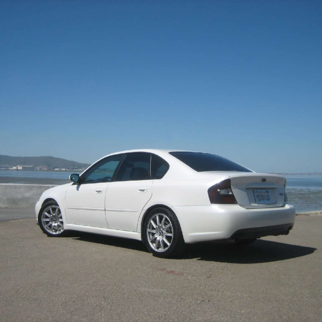 Fondo de pantalla White Subaru Legacy Sedan 1024x1024