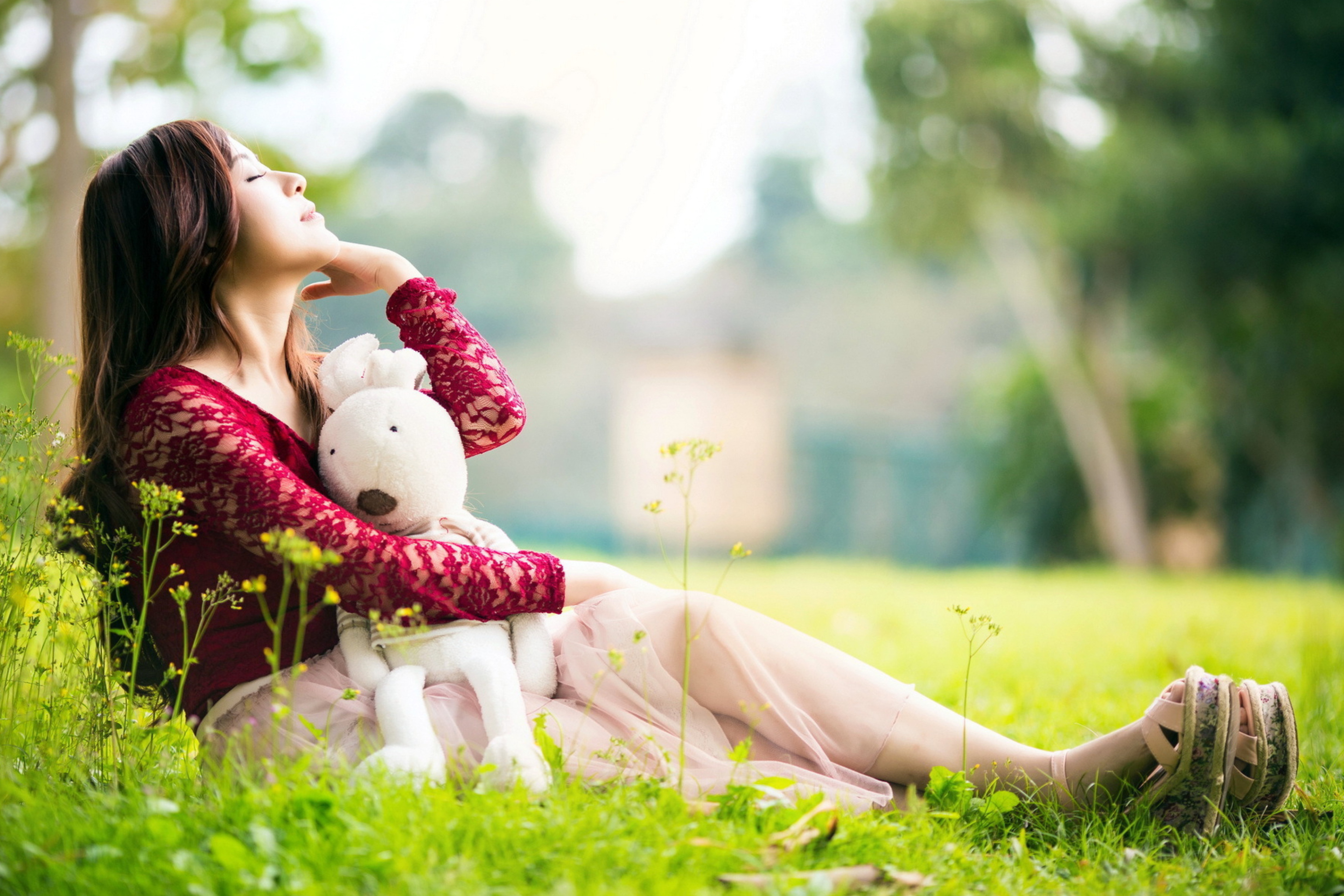 Das Cute Asian Girl With Plush Rabbit Wallpaper 2880x1920