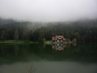 Das House On Lake In Turkey Wallpaper 320x240