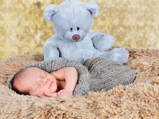 Das Baby And His Teddy Wallpaper 320x240