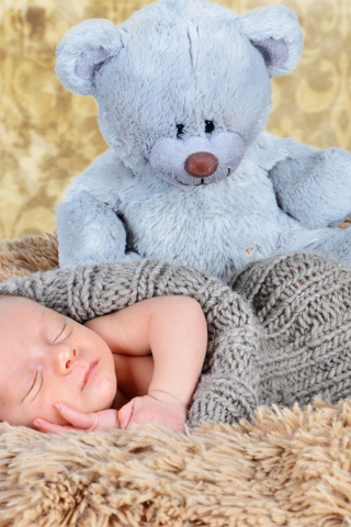 Das Baby And His Teddy Wallpaper 320x480