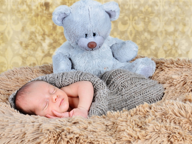 Das Baby And His Teddy Wallpaper 640x480
