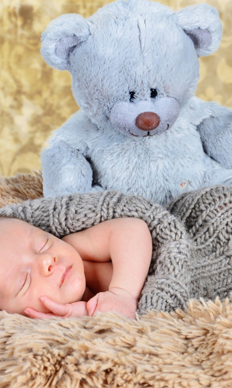 Das Baby And His Teddy Wallpaper 768x1280