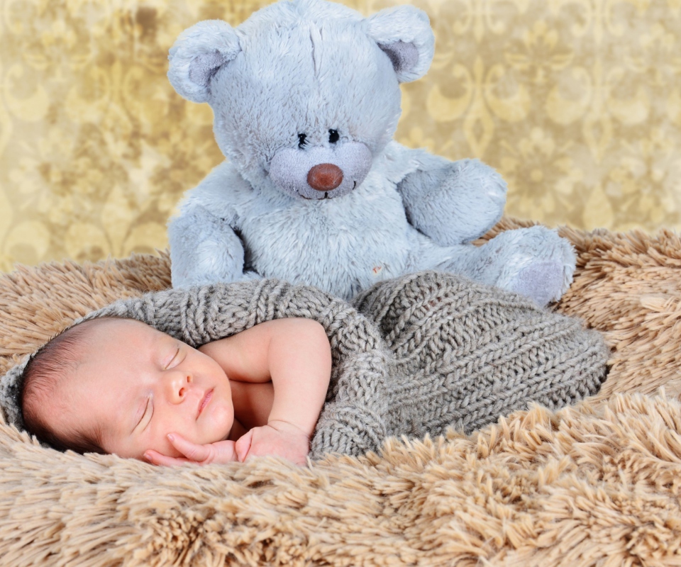 Обои Baby And His Teddy 960x800