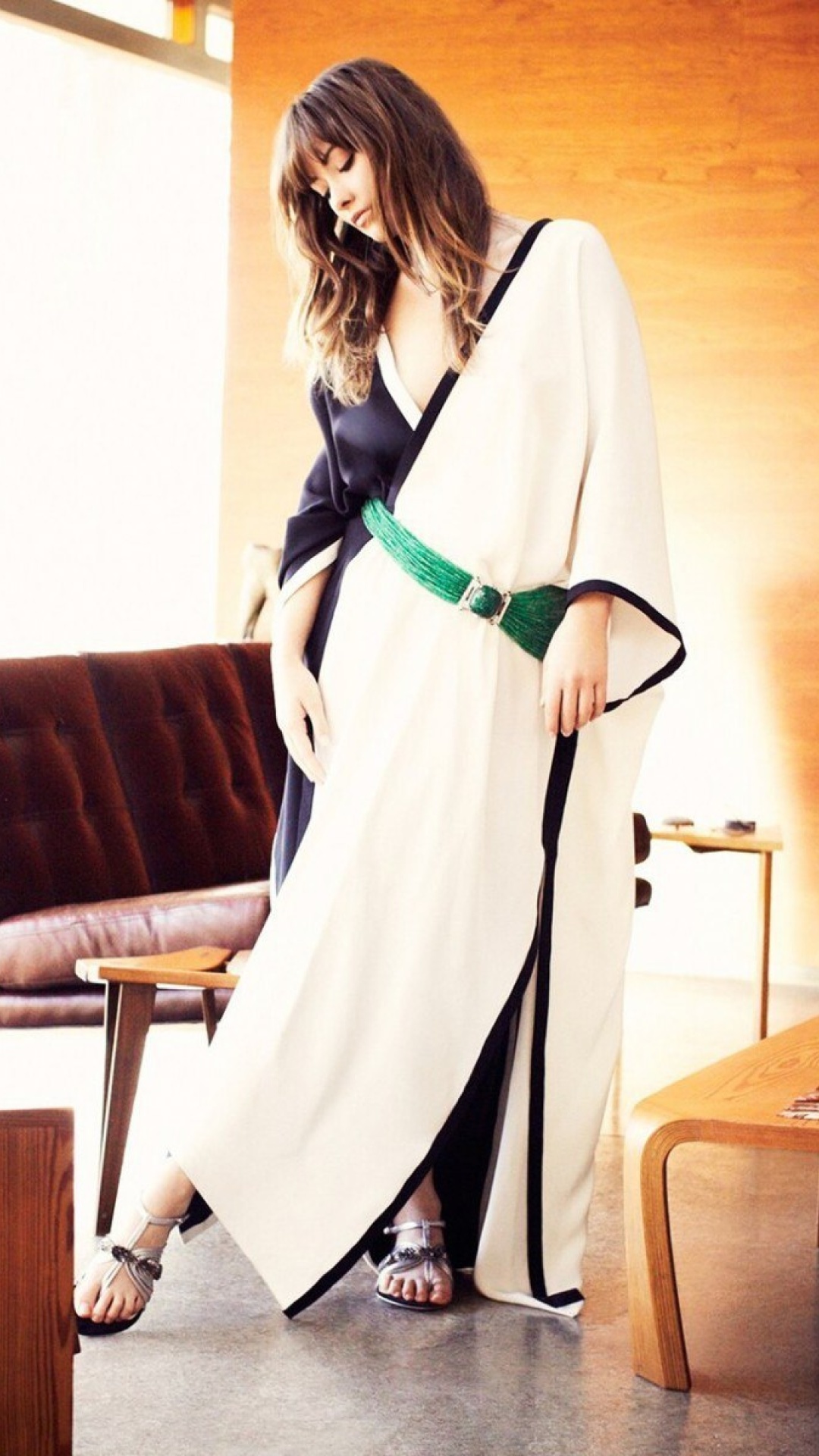 Fondo de pantalla Olivia Wilde in Kimono 1080x1920