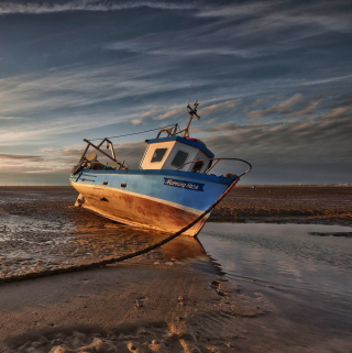 Kostenloses Old Ship On Sandbar Wallpaper für 128x128