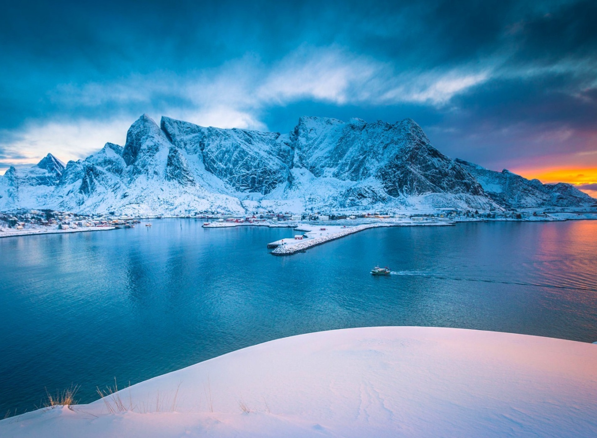 Lofoten Island wallpaper 1920x1408