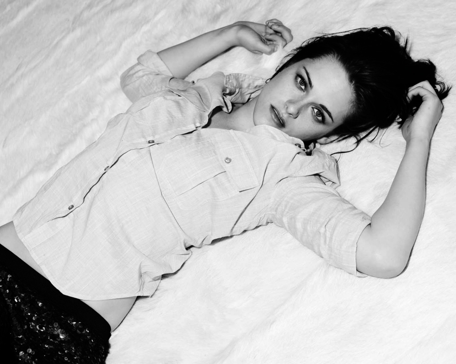 Kristen Stewart Black And White wallpaper 1600x1280