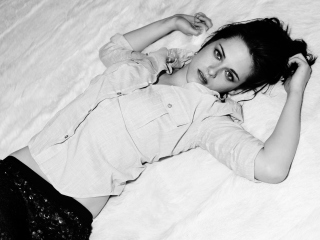 Kristen Stewart Black And White wallpaper 320x240