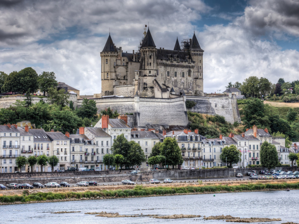 Обои Saumur Castle on Loire 1024x768