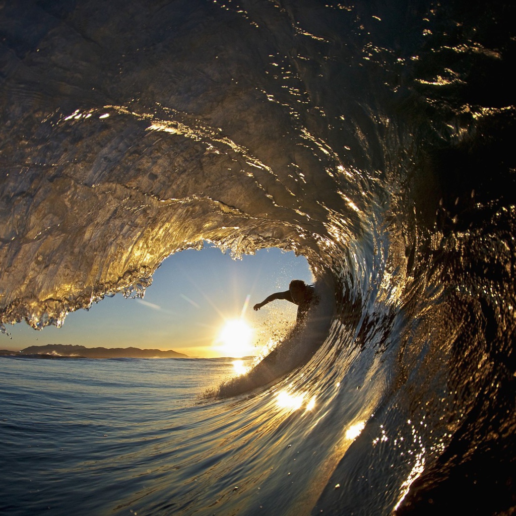 Fondo de pantalla Surfer Against Big Wave 1024x1024