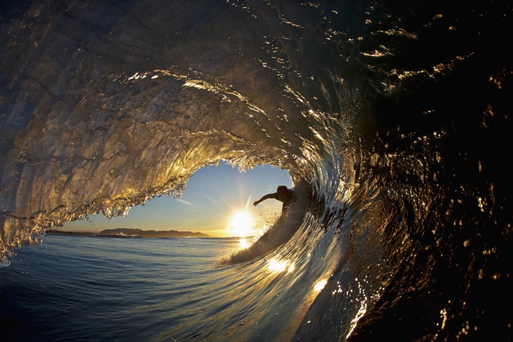 Sfondi Surfer Against Big Wave