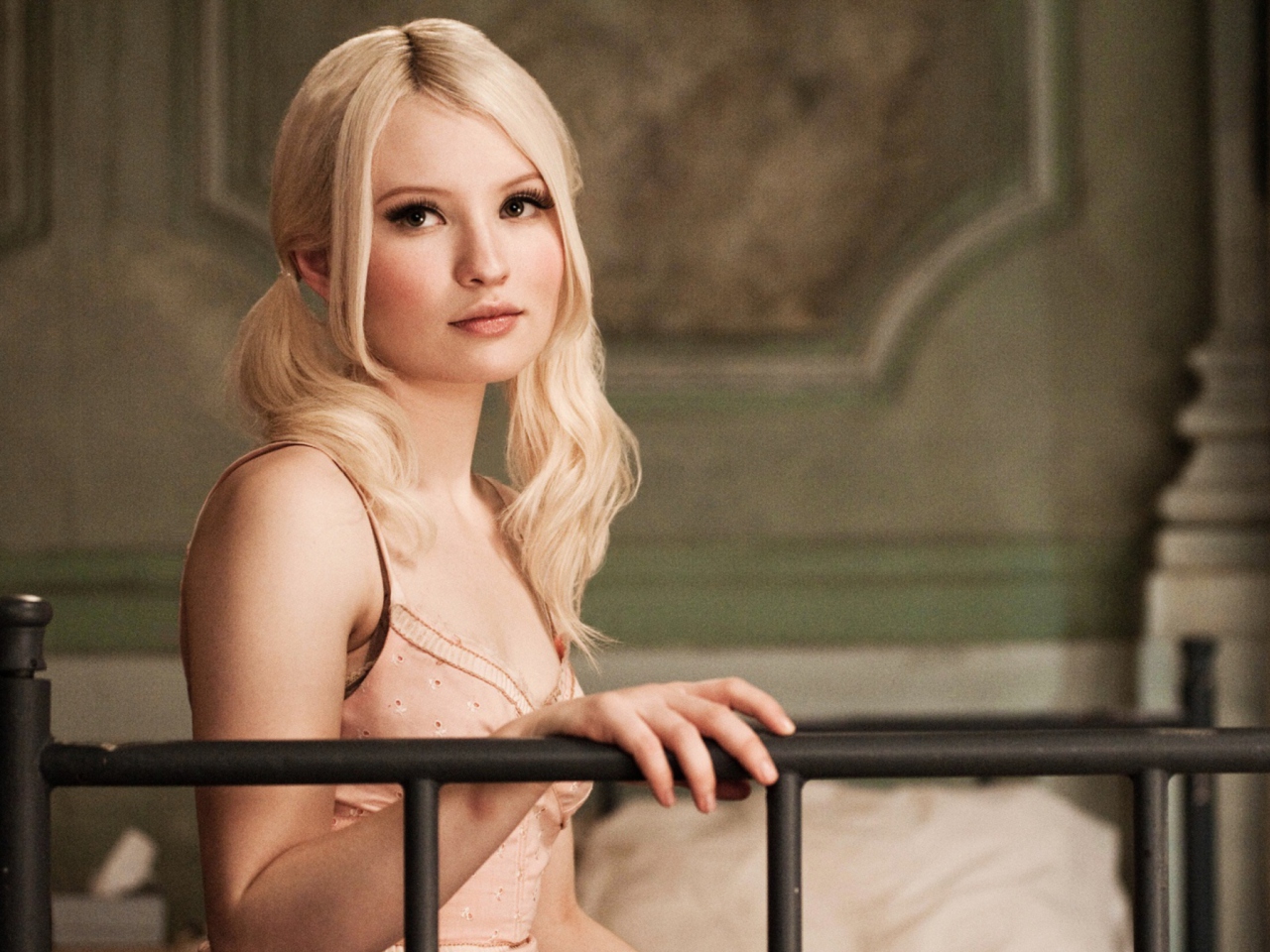 Screenshot №1 pro téma Emily Browning 1280x960