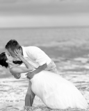 Screenshot №1 pro téma Wedding Kiss Black And White 128x160