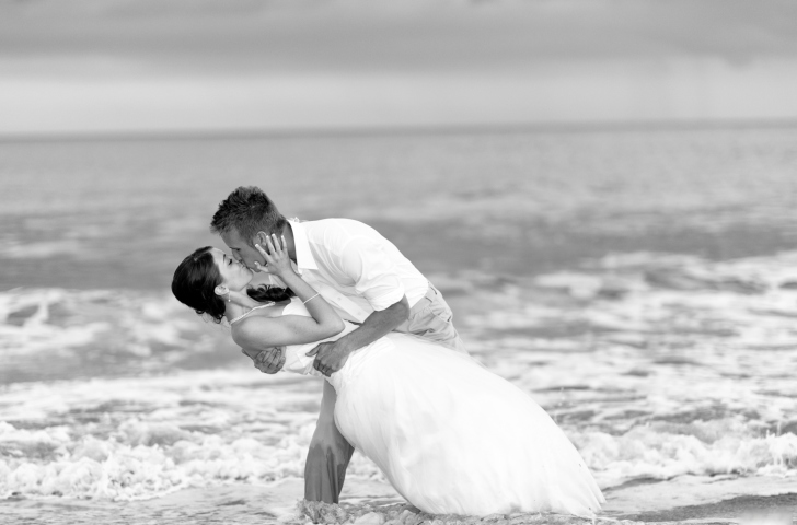 Screenshot №1 pro téma Wedding Kiss Black And White