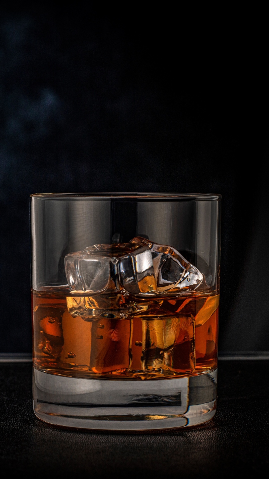 Обои Golden Whiskey Glass 1080x1920