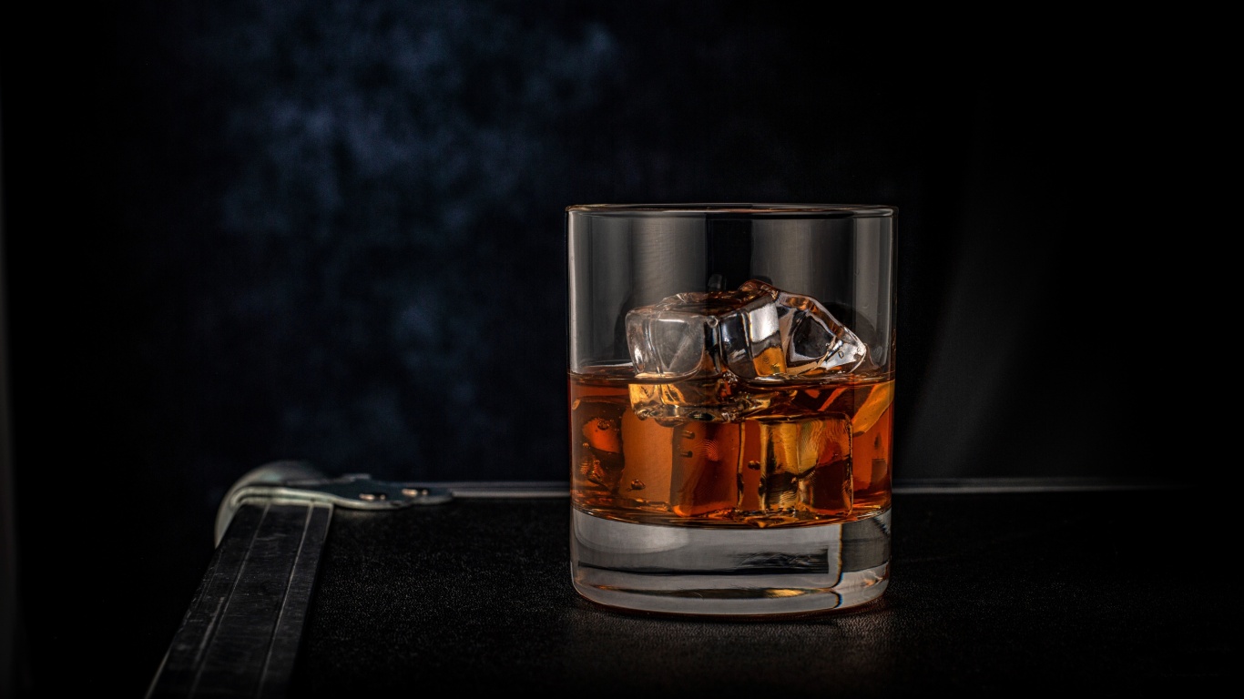 Das Golden Whiskey Glass Wallpaper 1366x768