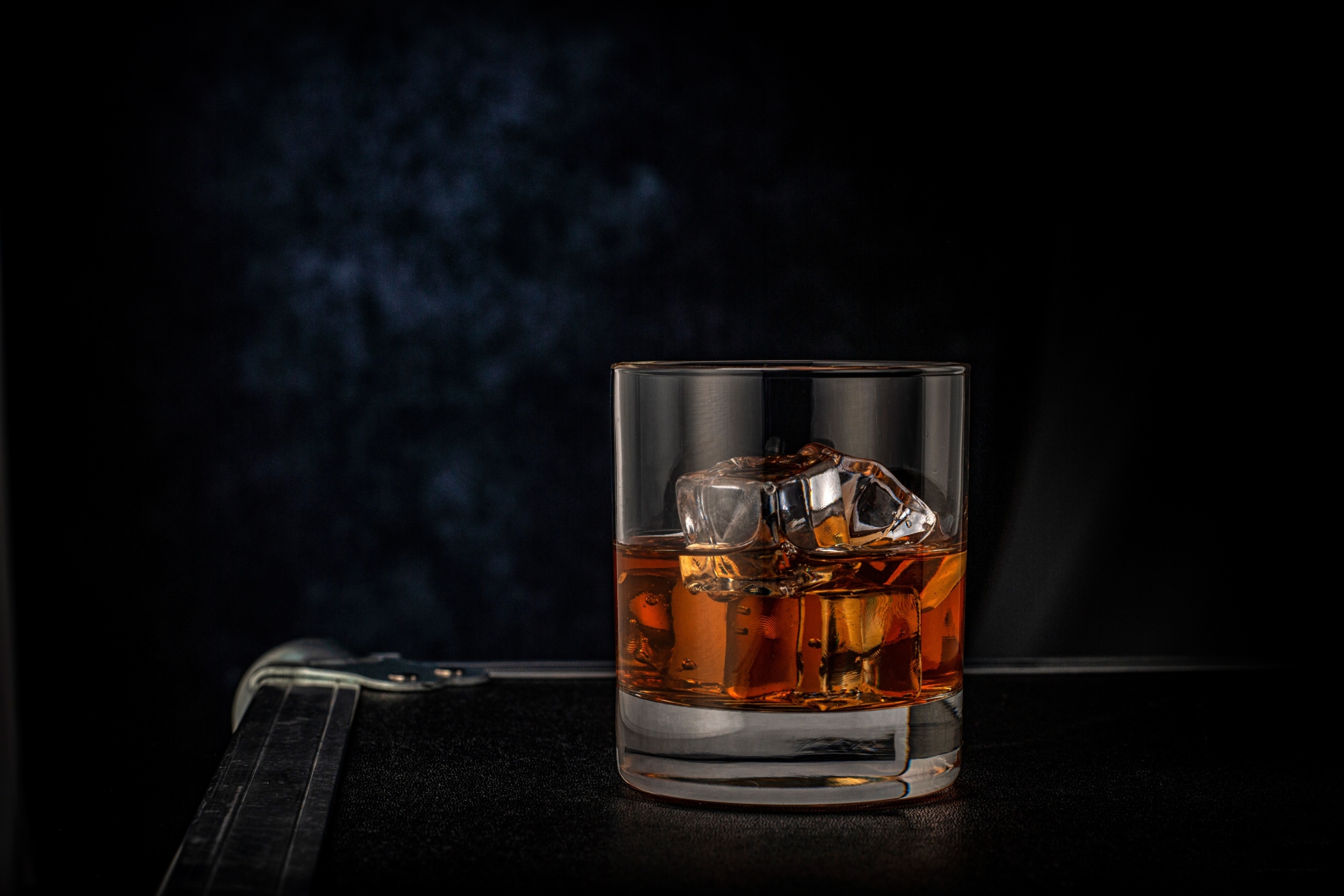 Обои Golden Whiskey Glass 2880x1920