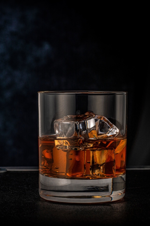 Das Golden Whiskey Glass Wallpaper 640x960