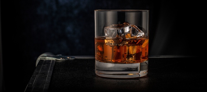 Sfondi Golden Whiskey Glass 720x320