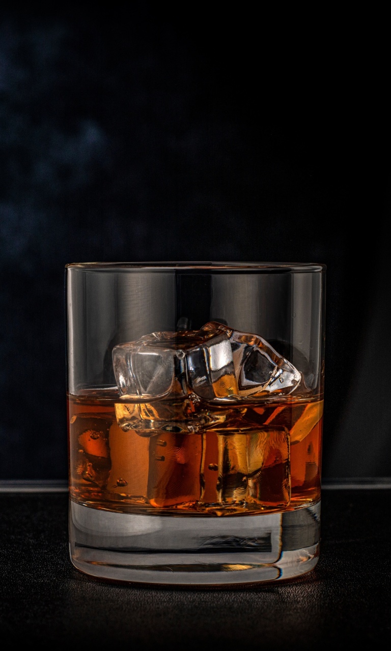 Das Golden Whiskey Glass Wallpaper 768x1280