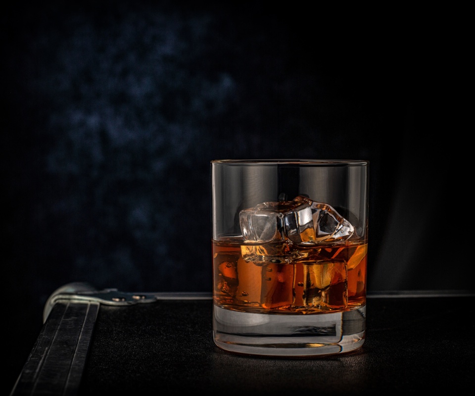 Golden Whiskey Glass wallpaper 960x800