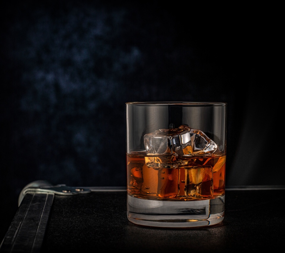 Das Golden Whiskey Glass Wallpaper 960x854