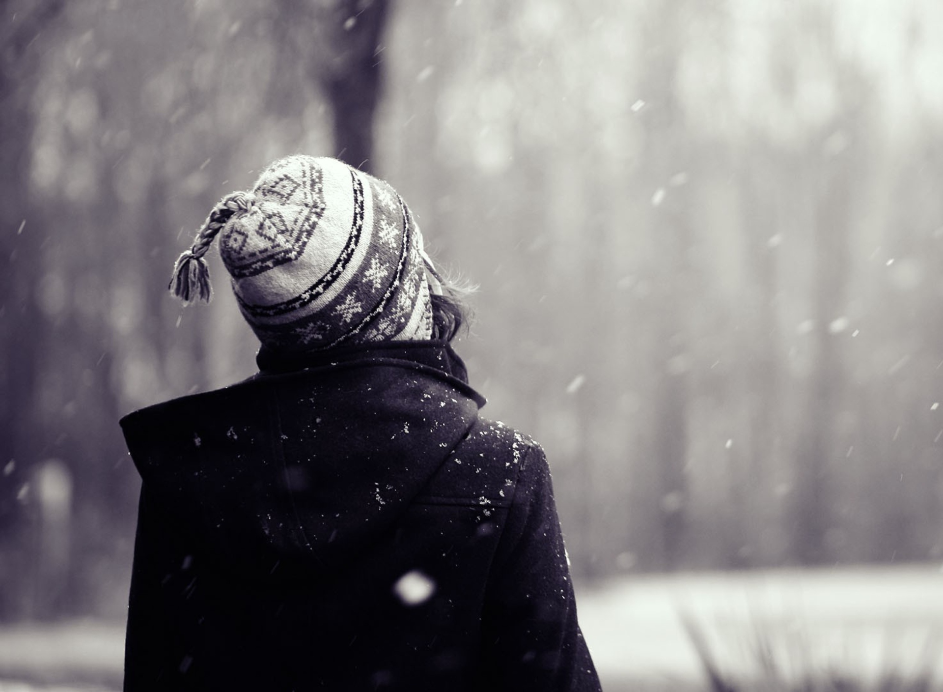 Обои Girl Looking At Falling Snow 1920x1408