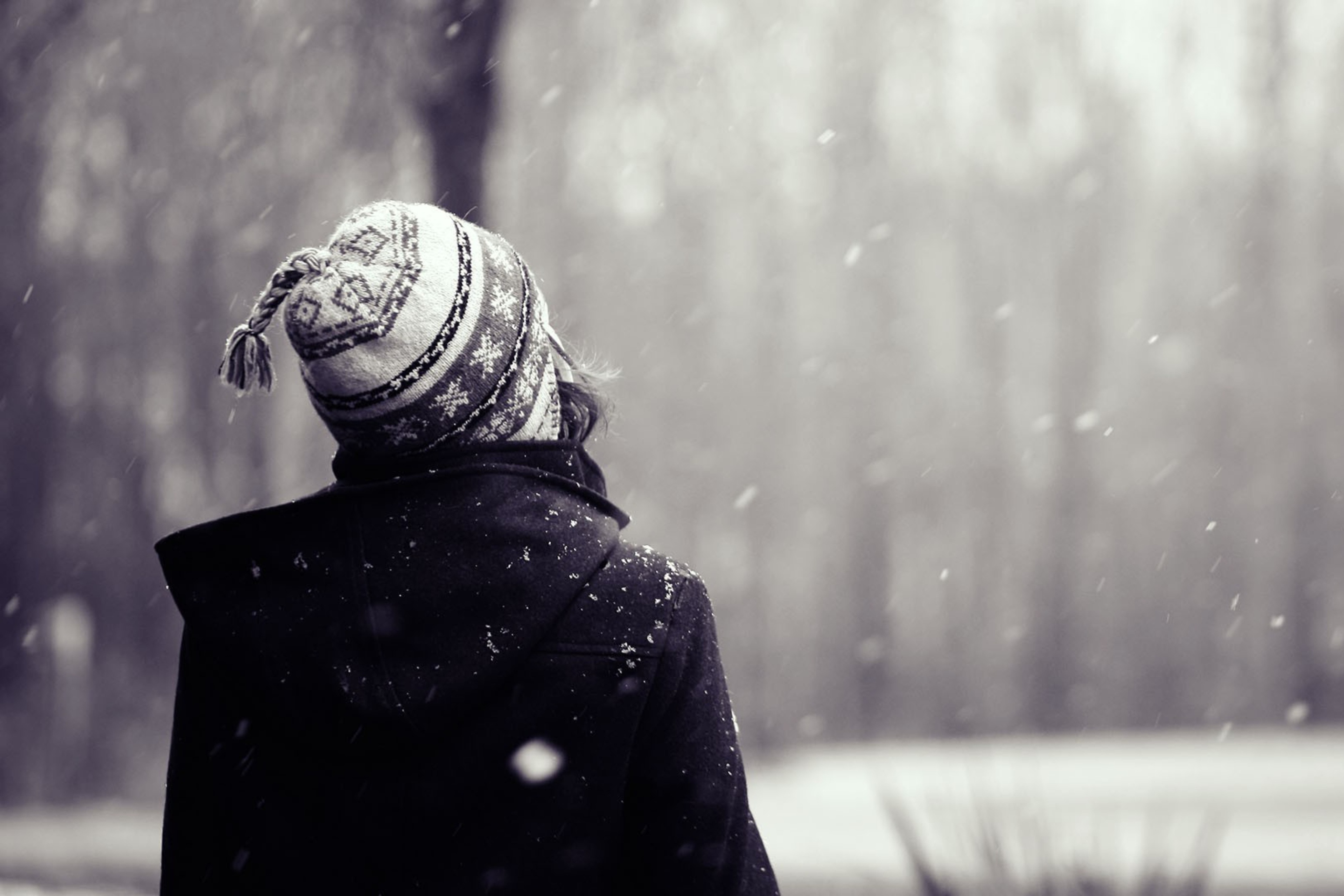 Fondo de pantalla Girl Looking At Falling Snow 2880x1920