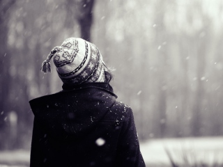 Fondo de pantalla Girl Looking At Falling Snow 320x240
