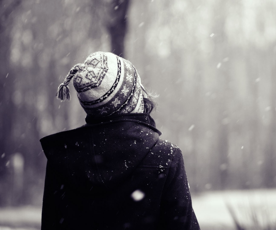 Sfondi Girl Looking At Falling Snow 960x800