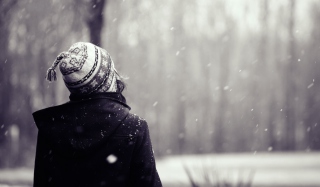 Girl Looking At Falling Snow - Obrázkek zdarma pro Sony Xperia Tablet S
