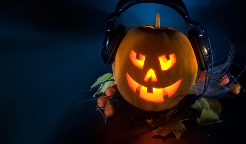 Обои Pumpkin In Headphones 1024x600