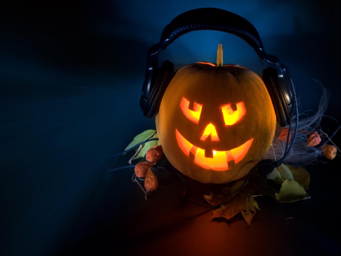 Sfondi Pumpkin In Headphones 1152x864