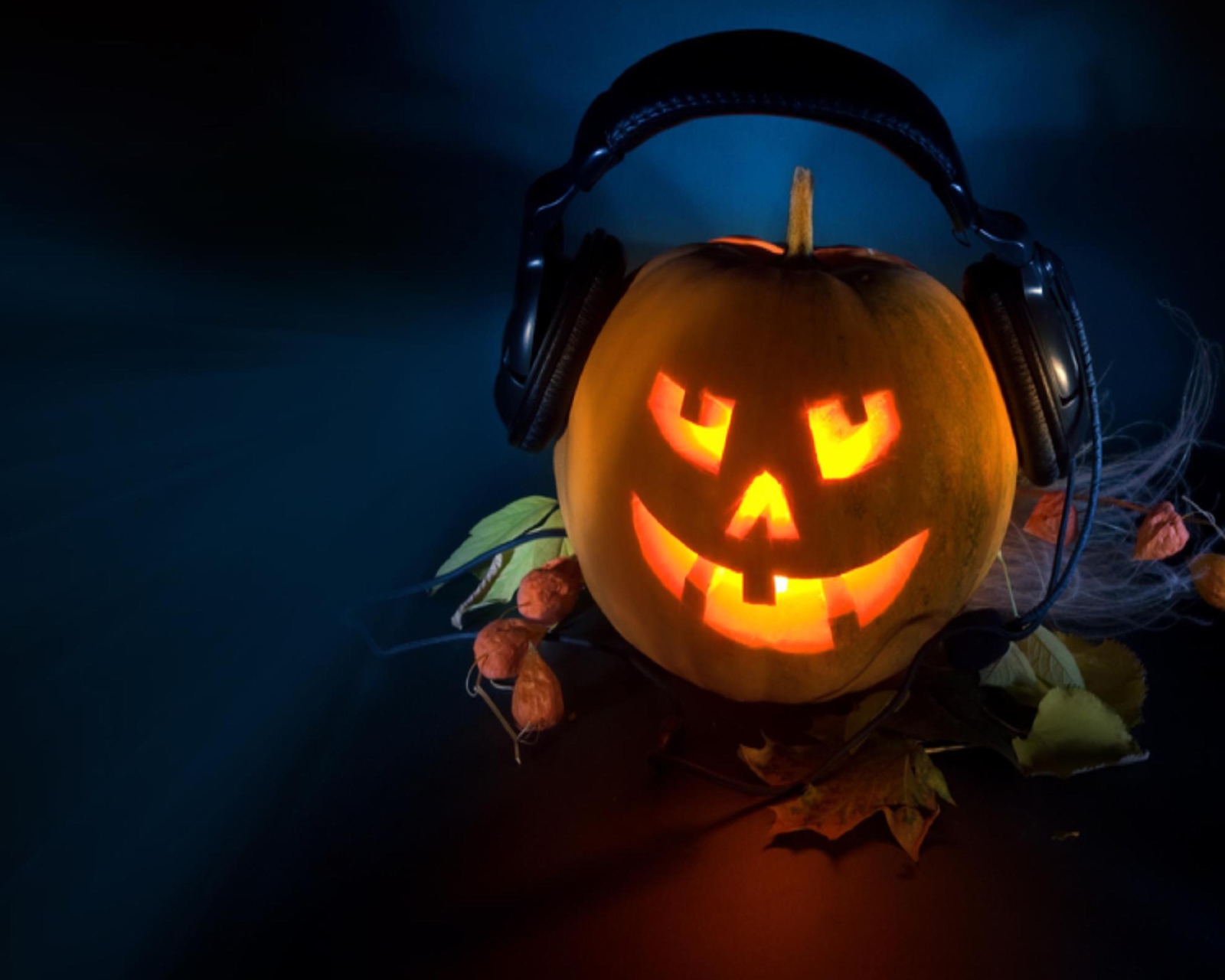 Sfondi Pumpkin In Headphones 1600x1280