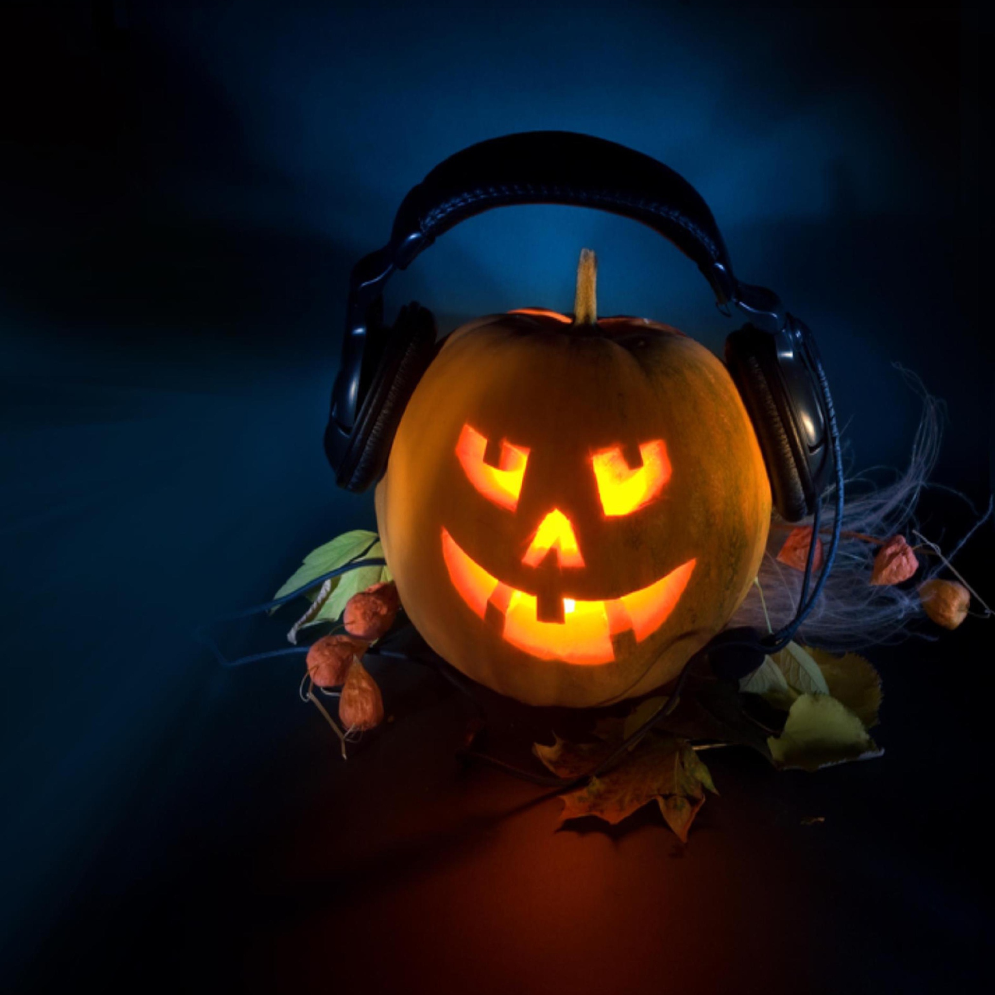 Fondo de pantalla Pumpkin In Headphones 2048x2048
