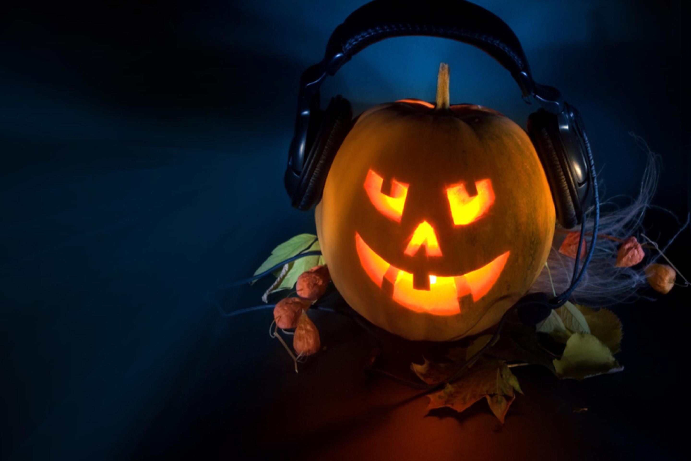 Sfondi Pumpkin In Headphones 2880x1920