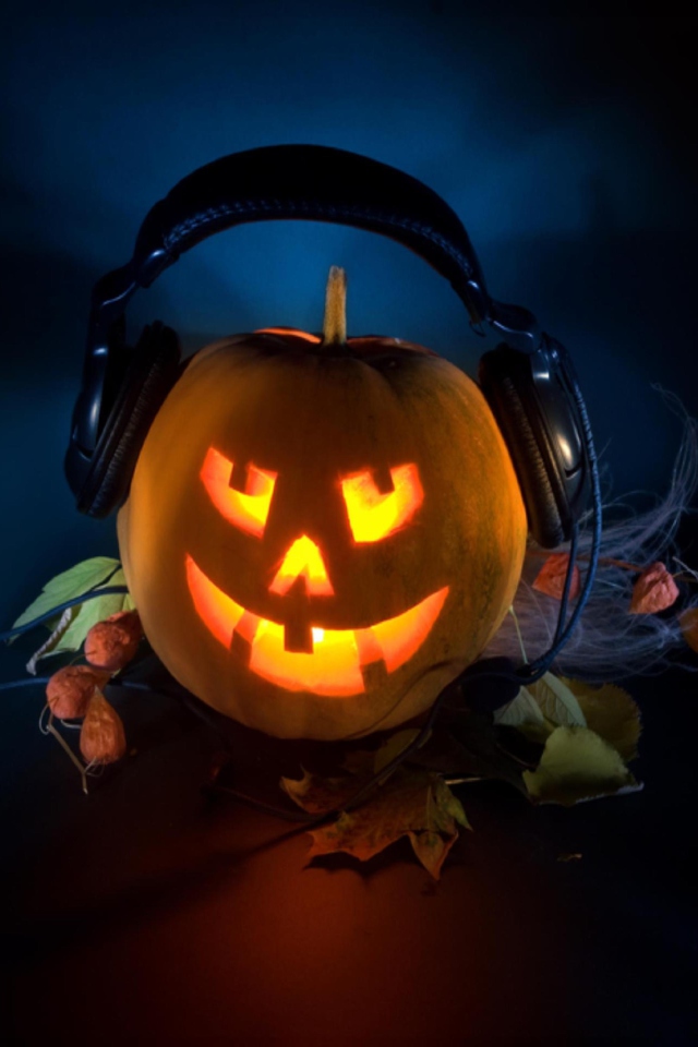 Sfondi Pumpkin In Headphones 640x960