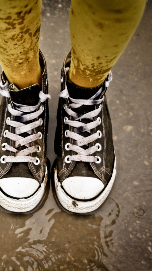 Wet Sneakers wallpaper 640x1136