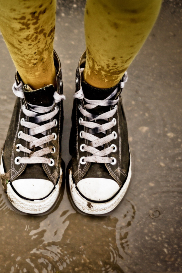 Das Wet Sneakers Wallpaper 640x960