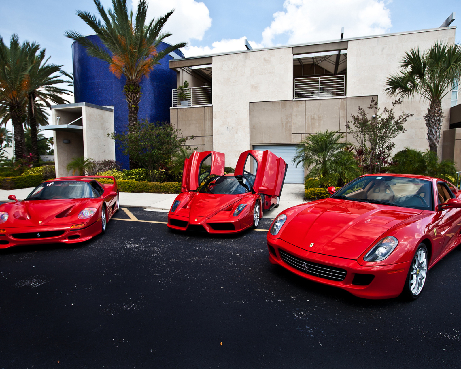 Red Ferrari Supercar screenshot #1 1600x1280
