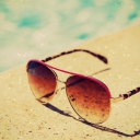 Sfondi Sunglasses By Pool 128x128