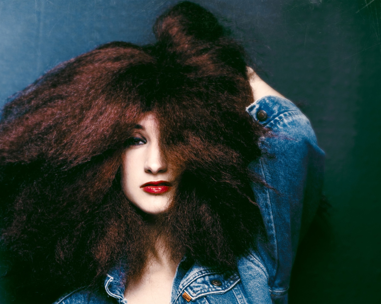 Sfondi Beautiful Brunette With Curly Hair 1600x1280
