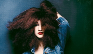 Beautiful Brunette With Curly Hair - Obrázkek zdarma 