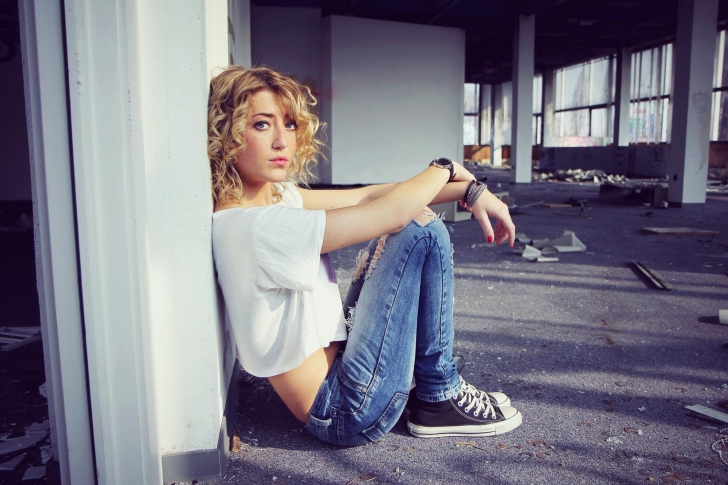 Beautiful Girl in Jeans Portrait screenshot #1