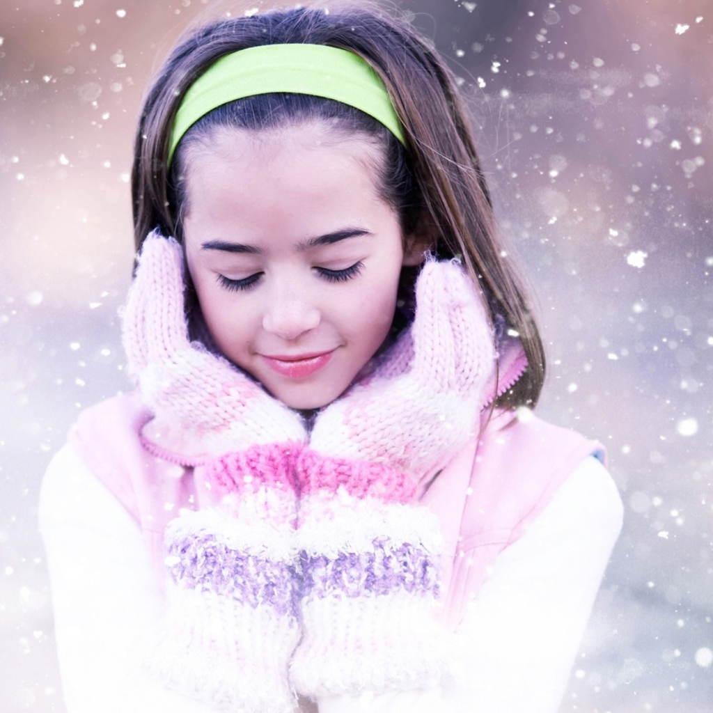 Girl In The Snow wallpaper 1024x1024