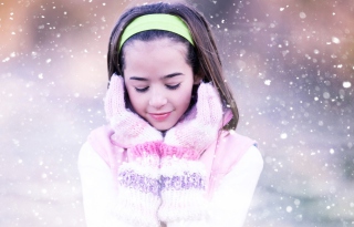 Girl In The Snow - Obrázkek zdarma pro 1024x600