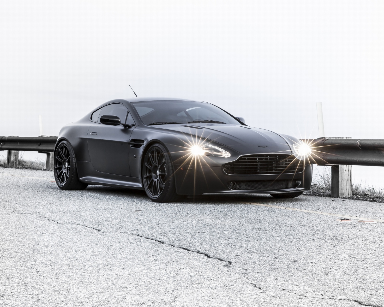 Screenshot №1 pro téma 2015 Aston Martin V8 Vantage GT 1600x1280