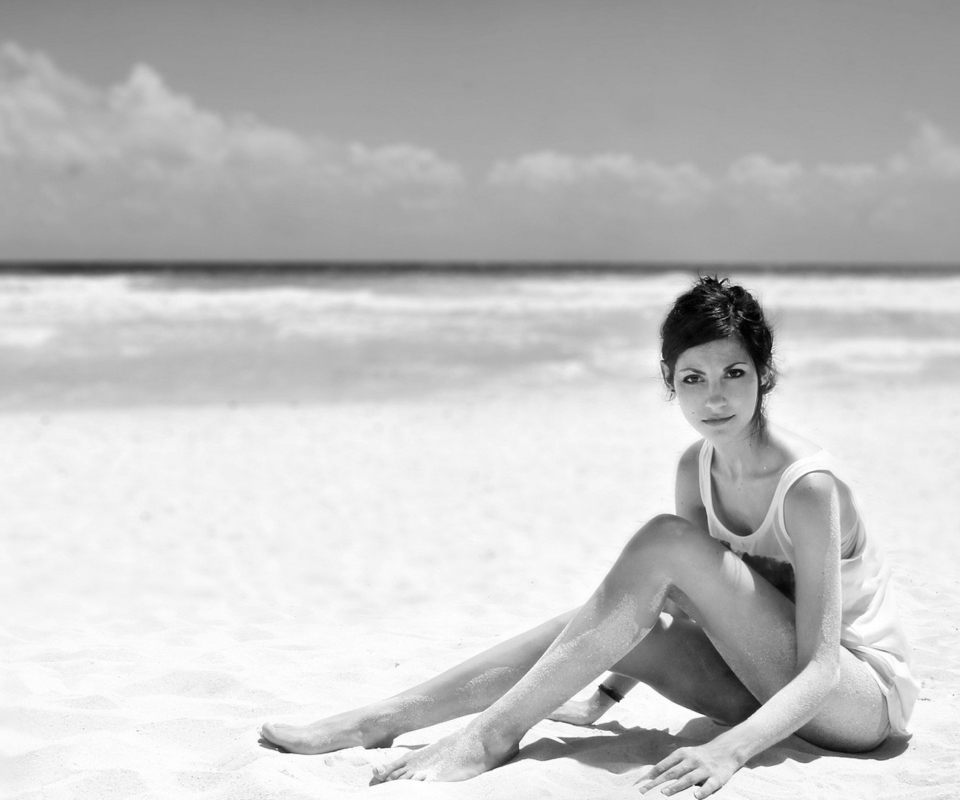 Brunette On The Beach screenshot #1 960x800