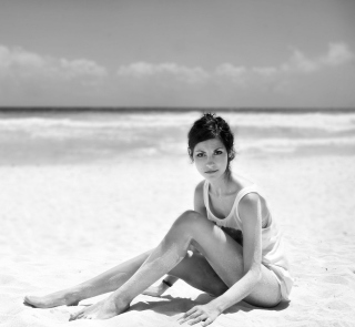 Brunette On The Beach - Obrázkek zdarma pro 128x128